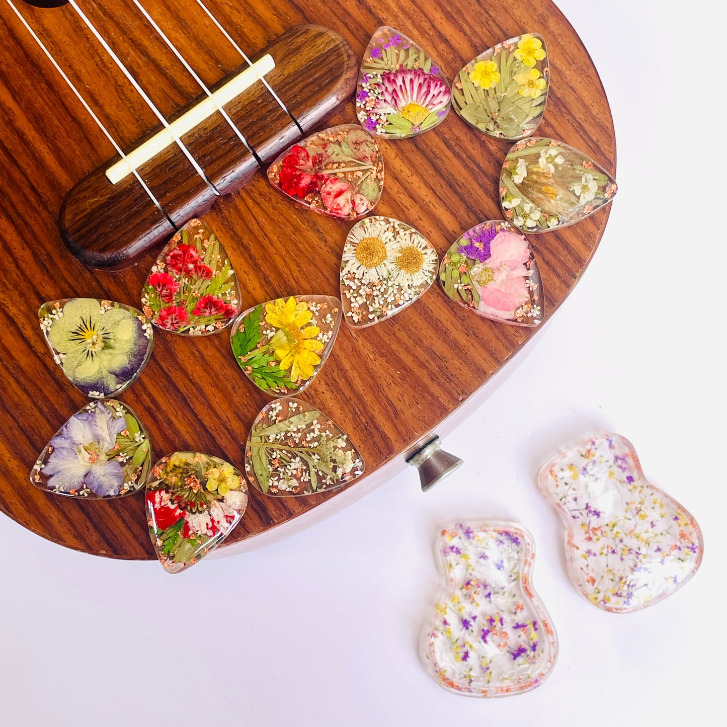 Personalized Birth Flower Guitar Pick – Strum the Strings with Floral Finesse