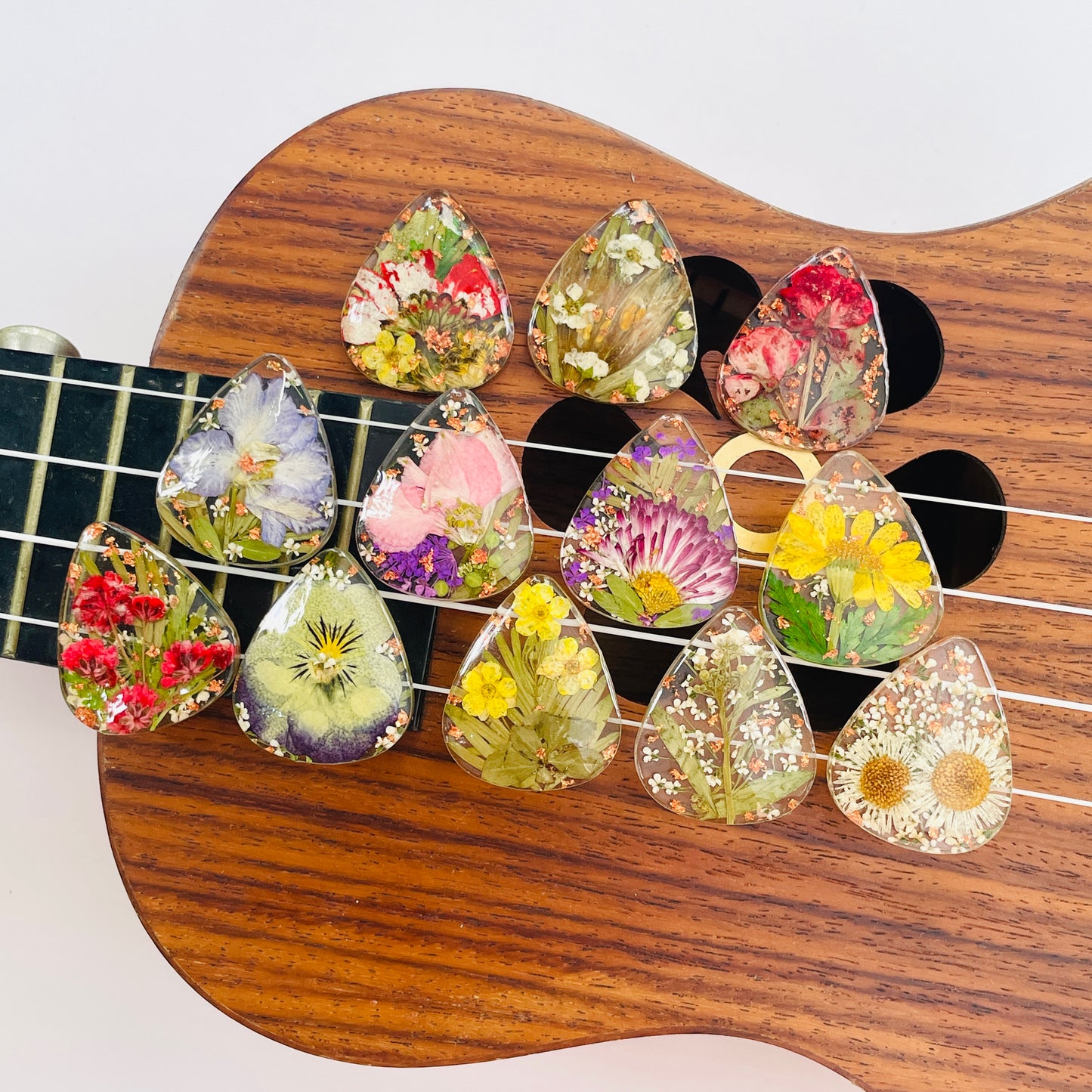 Personalized Birth Flower Guitar Pick – Strum the Strings with Floral Finesse